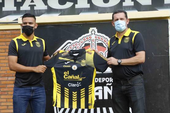 Javier Delgado es el encargado de convencer al Potro de renovar con Real España, pues su contrato vence este mes. El tico se ha encargado de gestionar los fichajes. Aquí una foto cuando se anunció a Alejandro Reyes, proveniente del Olimpia.