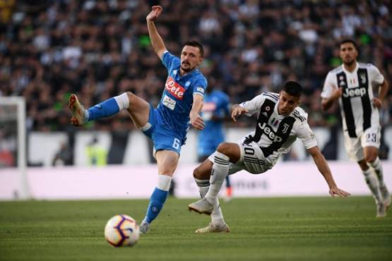 Napoli's Portuguese defender Mario Rui (L) and Juventus' Portuguese defender Joao Cancelo go for the ball during the Italian Serie A football match Juventus vs Napoli on September 29, 2018 at the Juventus stadium in Turin. / AFP PHOTO / Marco BERTORELLO