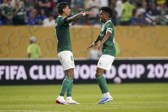 PHILADELPHIA (United States), 05/07/2025.- Estevao of Palmeiras (R) celebrates with teammate Richard Rios of Palmeiras after scoring the 1-1 goal during the FIFA Club World Cup 2025 quarter-final match between Palmeiras and Chelsea FC in Philadelphia, Pennsylvania, USA, 04 July 2025. (Mundial de Fútbol, Filadelfia) EFE/EPA/WILL OLIVER