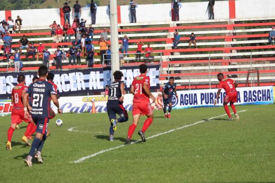 Una de las acciones del partido de este domingo entre Real Sociedad y Motagua en Tocoa. Foto: Dagoberto Luján.