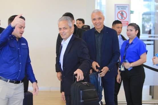 Reinaldo Rueda y su cuerpo técnico llegaron este martes a Palmerola. FOTO: Andro Rodríguez