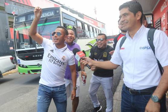 Los hinchas del león y su algarabía tras llegar a territorio costarricense.