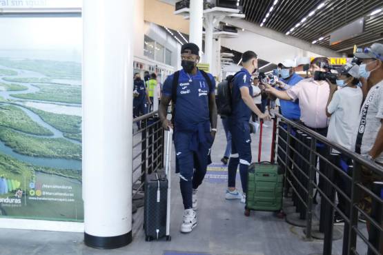Mientras Jhow atendía los medios, Quioto avanzó a la terminal que tenía como destino Miami.