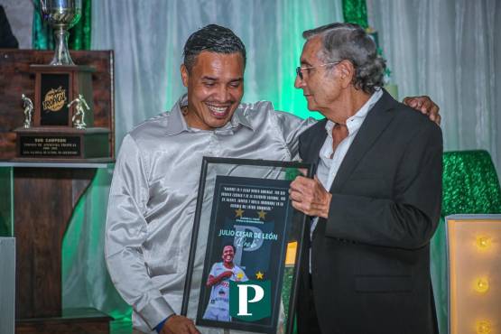 El homenaje de Platense a Rambo de León, sus lágrimas, lo que opina de Georgie Welcome y le dice al plantel: Tienen que mantener la humildad