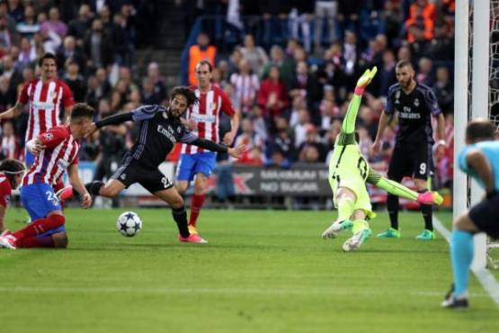 Real Madrid's midfielder Isco (3L) shoots to score a goal during the UEFA Champions League semifinal second leg football match Club Atletico de Madrid vs Real Madrid CF at the Vicente Calderon stadium in Madrid, on May 10, 2017. / AFP PHOTO / CESAR MANSO