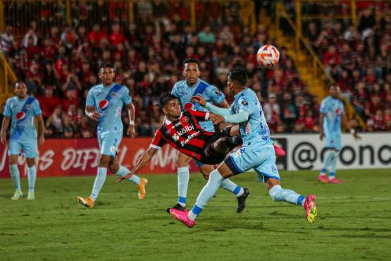 Goleado y humillado: ¡Alajuelense le pasa por encima a Motagua y queda líder de grupo en Copa Centroamericana!