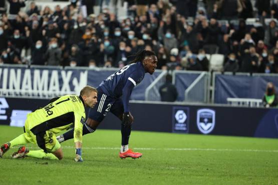 El delantero en contragolpe pisó la medialuna y sacó un remate que dejó al arquero sin posibilidad.