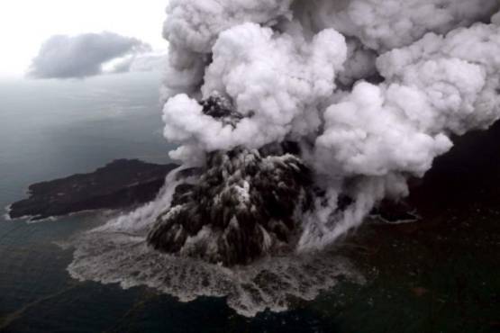 This aerial picture taken on December 23, 2018 by Bisnis Indonesia shows the Anak (Child) Krakatoa volcano erupting in the Sunda Straits off the coast of southern Sumatra and the western tip of Java. - The death toll from the December 22 volcano-triggered tsunami in Indonesia has risen to 281, with more than 1,000 people injured, the national disaster agency said on December 24, as the desperate search for survivors ramped up. (Photo by Nurul HIDAYAT / BISNIS INDONESIA / AFP)