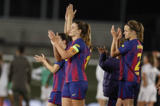 Las jugadoras del FC Barcelona celebran la victoria en el partido de idea de cuartos de final de la Liga de Campeones femenina entre Real Madrid y FC Barcelona.
