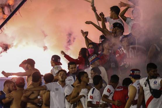 ¡Olimpia es una fiesta! Así celebra su afición durante la ventaja parcial. FOTOS: Andro Rodríguez