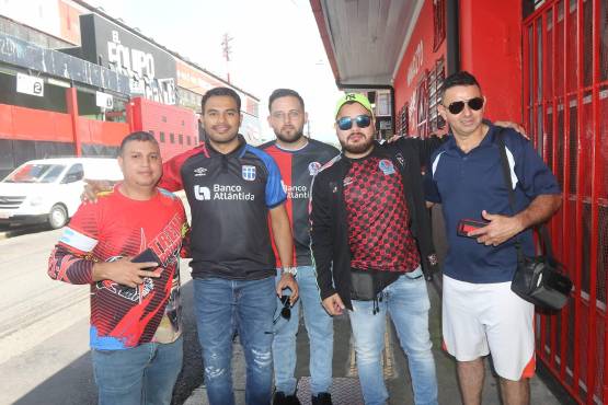 Los aficionados del Olimpia llegaron a Costa Rica, donde esperan celebrar en el Estadio Alejandro Morera Soto. FOTOS: Alex Pérez.