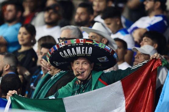 ”Caramelo”, uno de los fanáticos importantes de México está presente en el Estadio Morazán. FOTOS: Neptalí Romero | Mauricio Ayala | Yoseph Amaya.