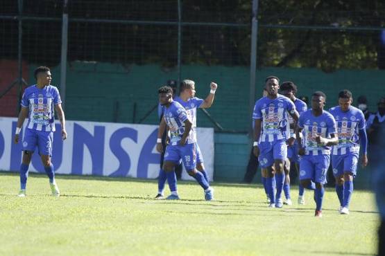 Futbolistas del Victoria celebran anotación de Marco Tulio Vega ante Marathón. Foto: Neptalí Romero.