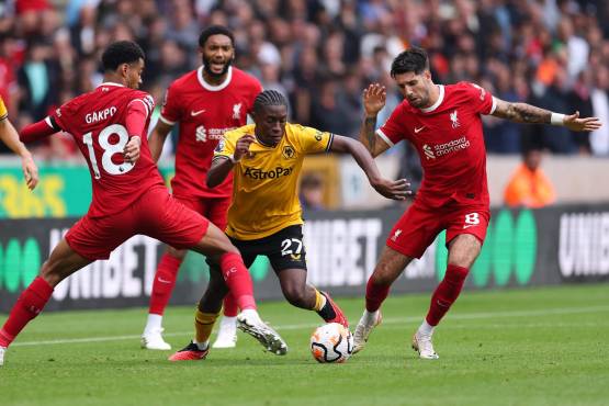 El mediocampista haitiano, Jean Ricner Bellegarde, recibe la marca de tres jugadores del Liverpool en un partido de la Premier League de Inglaterra. Foto Archivo