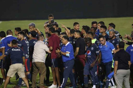 Futbolistas de Motagua después de la oración tras lograr su clasificación a la final del Torneo Clausura 2021-22.