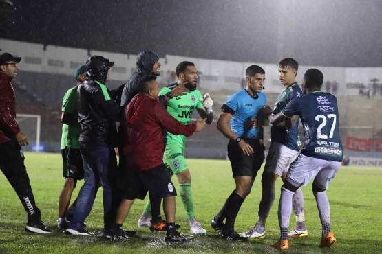 Tremenda trifulca armó el Marathón cuando José Valladares le anuló el gol. FOTOS: Esaú Ocampos