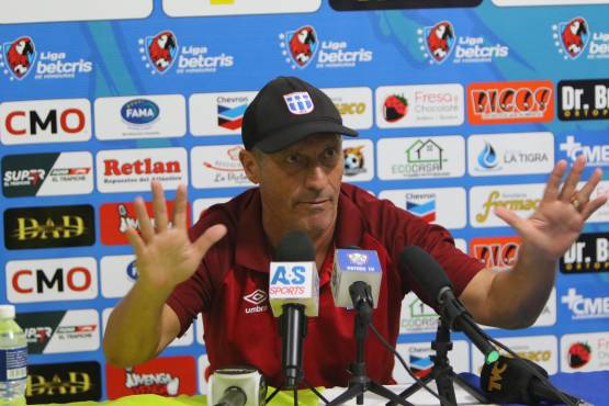 Troglio se calienta cuando le preguntan por el invicto y se va de conferencia en medio de un alegato con periodista