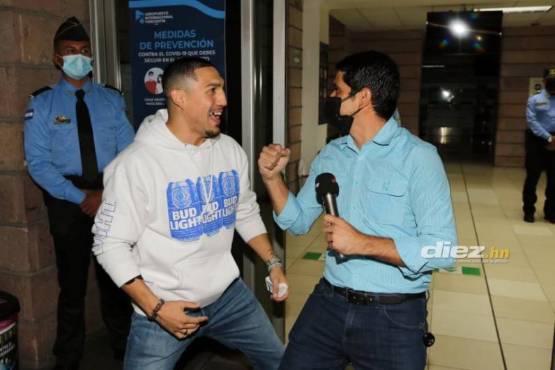 DIEZ comparte con estrellas mundiales. Aquí el periodista Carlos Castellanos entrevista a quien era el campeón unificado del peso ligero, el boxeador Teofimo López.