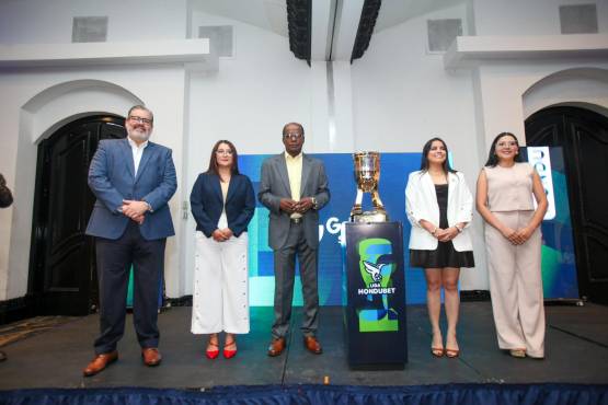 La Liga Hondubet presentó la nueva Copa del campeón del Apertura 2025.