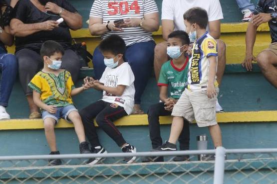 Los niños presentes en el estadio Humberto Micheletti. Foto: Neptalí Romero.