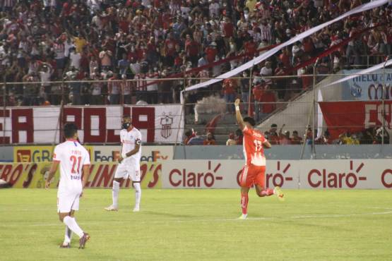 Luis Palma celebrando su anotación ante Olimpia este sábado en el Estadio Municipal Ceibeño.
