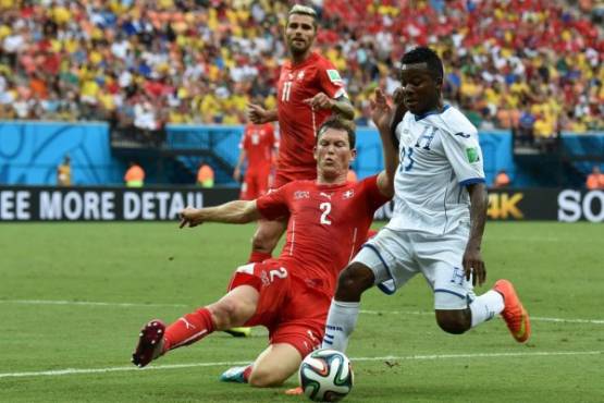 Defensor suizo Stephan Lichtsteiner desafÃ­a centrocampista Honduras Marvin ChÃ¡vez durante el partido de fÃºtbol del Grupo E entre Honduras y Suiza en la Amazonia Arena en Manaus durante la Copa Mundial de la FIFA 2014