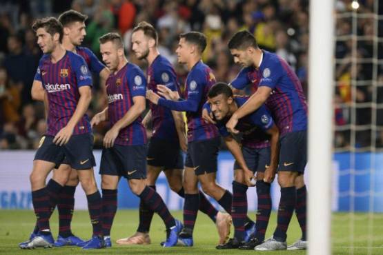 Barcelona's Brazilian midfielder Rafinha (2R) celebrates with teammates after scoring during the UEFA Champions League group B match Barcelona against Inter Milan at the Camp Nou stadium in Barcelona on October 24, 2018. (Photo by Josep LAGO / AFP)