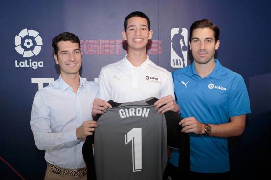 Aquí en su presentación como integrante de LaLiga Academy. Le dieron el número “1” al hondureño.