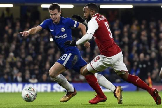 WOL01. LONDRES (R.UNIDO), 10/01/2018.- Ceser Azpilicueta (i) de Chelsea disputa un balón con Alexandre Lacazette (d) de Arsenal hoy, miércoles 10 de enero de 2018, en un partido de la semifinal de la Copa Carabao entre Chelsea y Arsenal en el estadio Stamford en Londres (R.Unido). EFE/WILL OLIVER No autorizado su uso en audios, vídeos, informaciones o listados de jugadores, equipos o ligas, ni servicios 'en vivo'. Uso en línea limitado a 75 imágenes, no usar en simulaciones de vídeo. No usar en apuestas, juegos o publicaciones de equipos, ligas o jugadores.