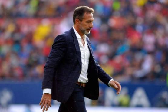 SAN LUIS POTOSI, MEXICO - OCTOBER 20: Gustavo Matosas head coach of San Luis looks on during the 14th round match between Atletico San Luis and Queretaro as part of the Torneo Apertura 2019 Liga MX at Estadio Alfonso Lastras on October 20, 2019 in San Luis Potosi, Mexico. (Photo by Cesar Gomez/Jam Media/Getty Images)