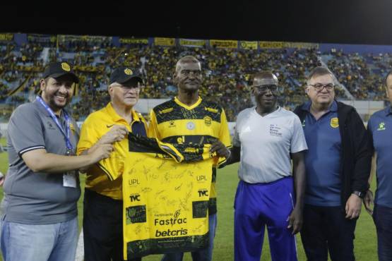 Real España le rindió homenaje a tres de sus antiguas leyendas; Jaime Villegas, Allan Costly y Julio César Arzú.