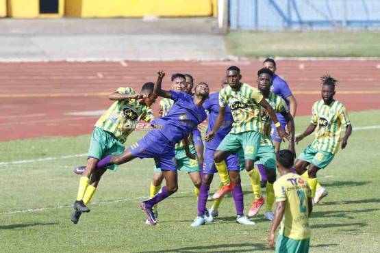 Futbolistas de Parrillas y Olancho FC disputan el esférico en el aire. Foto: Neptalí Romero.