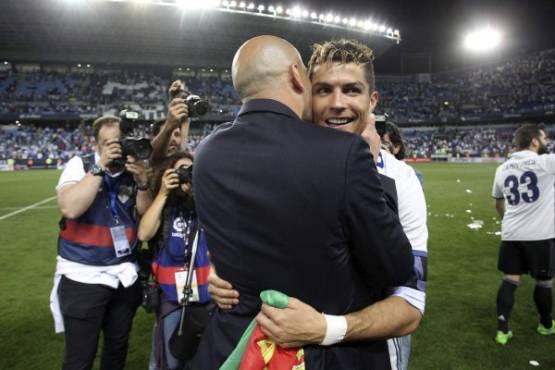 GRA481. MÁLAGA, 21/05/2017. El entrenador del Real Madrid Zinedine Zidane (i) abraza al portugués Cristiano Ronaldo a la finalización del encuentro correspondiente a la última jornada de Primera División que han disputado esta noche frente al Málaga en el estadio de la Rosaleda, en Málaga. EFE/Daniel Pérez.