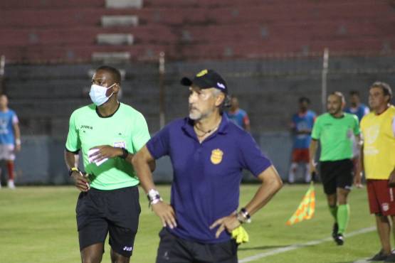 Julio Güity dirigiendo como cuarto árbitro en la Liga Nacional de Honduras.