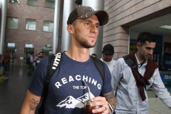 El sudamericano llega con ganas de poner su nombre en la historia del equipo centroamericano y adelanta que: 'Quiero ser protagonista y poner al Olimpia donde se merece'.EspÃ­ndola, de 26 aÃ±os, adelanta que su prioridad es 'adaptarme rÃ¡pido al futbol hondureÃ±o'. AdemÃ¡s, aduce que la Liga Nacional 'es dura; lo estuve viendo, vengo de dejar a San MartÃ­n en la Superliga de Argentina, algo que el club no lograba en aÃ±os'. 'Vengo a dar el mÃ¡ximo y no guardarme nada, vengo a dar todo', decÃ­a mientras la prensa deportiva lo abordaba en el aeropuerto ToncontÃ­n de Tegucigalpa. torneo apertura 2018. torneo apertura 2018