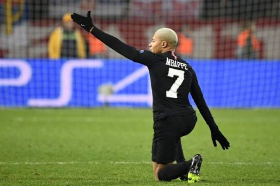 Paris Saint-Germain's Brazilian forward Neymar gestures during the European Champions League football match Crvena Zvezda Belgrade vs Paris Saint-Germain (PSG) on December 11, 2018 at Rajko-Mitic stadium in Belgarde. (Photo by FRANCK FIFE / AFP)