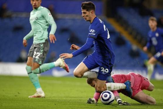 Everton's English goalkeeper Jordan Pickford brings down Chelsea's German midfielder Kai Havertz for a penalty during the English Premier League football match between Chelsea and Everton at Stamford Bridge in London on March 8, 2021. (Photo by JOHN SIBLEY / POOL / AFP) / RESTRICTED TO EDITORIAL USE. No use with unauthorized audio, video, data, fixture lists, club/league logos or 'live' services. Online in-match use limited to 120 images. An additional 40 images may be used in extra time. No video emulation. Social media in-match use limited to 120 images. An additional 40 images may be used in extra time. No use in betting publications, games or single club/league/player publications. /