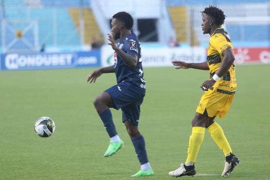 Franklin Flores marca a Carlos Mejía.