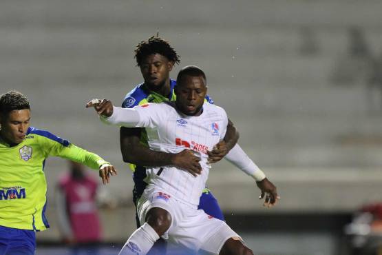 Así fue la falta de Danilo Palacios sobre Yustin Arboleda.