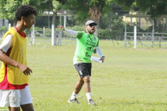 Emil Martínez considera a Salomón Nazar como el mejor DT hondureño de la actualidad. FOTO: Neptalí Romero