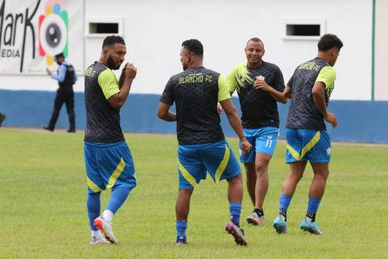 Reinieri Mayorquín, Mario Martínez y Ovidio Lanza realizando sus calentamientos con Olancho FC.