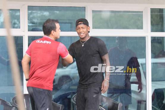 Romell Quioto saludando al preparador de porteros Sergio López. Foto: Marvin Salgado