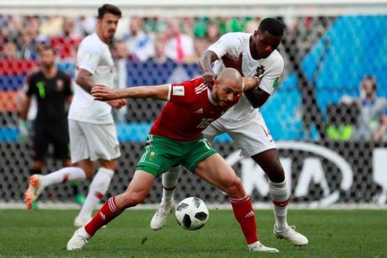 MUN18-138. MOSCÚ (RUSIA), 20/06/2018.- El delantero marroquí Nordin Amrabat (c) y el centrocampista portugués William Carvalho (d) durante el partido Portugal-Marruecos, del Grupo B del Mundial de Fútbol de Rusia 2018, en el Estadio Luzhniki, Rusia, hoy 20 de junio de 2018 (RUSSIA SOCCER FIFA WORLD CUP, Portugal, Morocco, Moscow). EFE/José Méndez [ATENCIÓN EDITORES: Sólo Uso editorial. Prohibido su uso en referencia con entidad comercial alguna. Prohibido su uso en alertas, descargas o mensajería multimedia en móviles. Las imágenes deberán aparecer como fotografías congeladas y no podrán emular la acción del juego mediante secuencias o fotomontajes. Ninguna imagen publicada podrá ser alterada, mediante texto o imagen superpuesta, en el caso de que (a) intencionalmente oculte o elimine el logotipo de un patrocinador o (b) añada y/o cubra la identificación comercial de terceras partes que no esté oficialmente asociada con la Copa Mundial de la FIFA.]