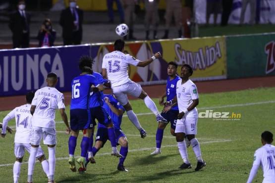 Disputa aérea de Denil Maldonado ante la defensa de El Salvador. Foto: Edwin Romero.