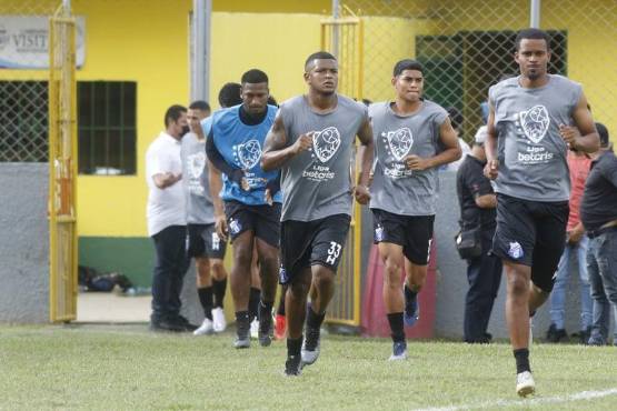 Los futbolistas de Honduras Progreso durante el calentamiento. Foto: Neptalí Romero.