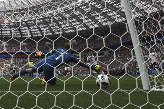 Mexico's forward Hirving Lozano (R) scores a goal past Germany's goalkeeper Manuel Neuer (L) during the Russia 2018 World Cup Group F football match between Germany and Mexico at the Luzhniki Stadium in Moscow on June 17, 2018. / AFP PHOTO / PATRIK STOLLARZ / RESTRICTED TO EDITORIAL USE - NO MOBILE PUSH ALERTS/DOWNLOADS