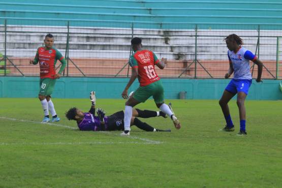 El colombia Santiago Córdoba es el delantero que apunta a ser titular con Marathón.