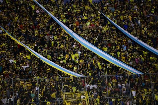 Aficionados aurinegros felices con la victoria momentánea de su club.