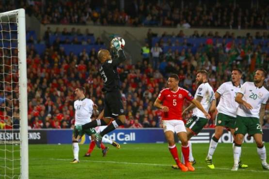 Republic of Ireland's goalkeeper Darren Randolph (L) catches the ball during the group D World Cup qualifying football match between Wales and Republic of Ireland at Cardiff City Stadium in Cardiff on October 10, 2017. / AFP PHOTO / GEOFF CADDICK