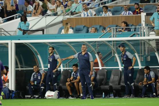 Diego Martín Vázquez dando directrices en el juego Honduras - Argentina.